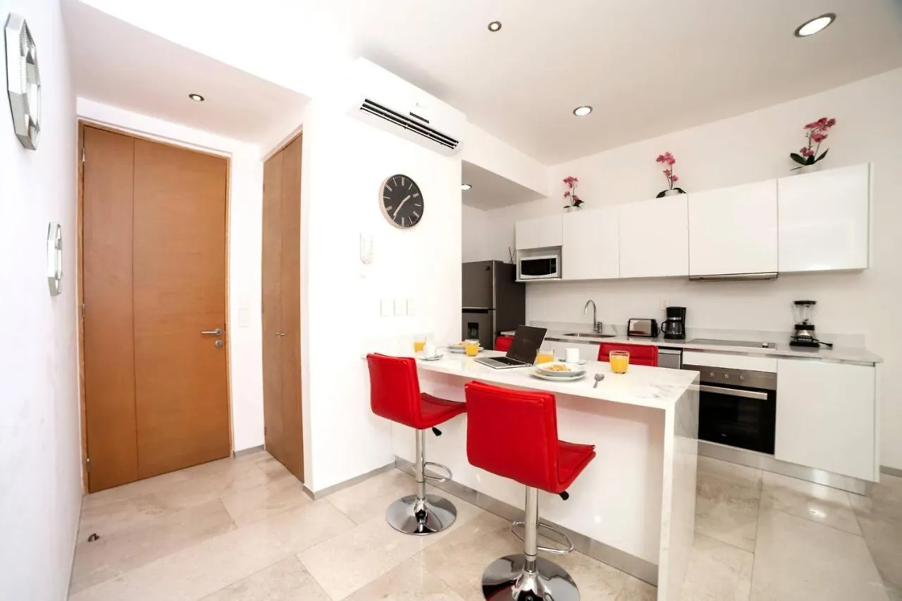 Close To Mamitas Beach, 2 Bedroom For Up To 5 Sleeps And Rooftop Pool! Playa del Carmen